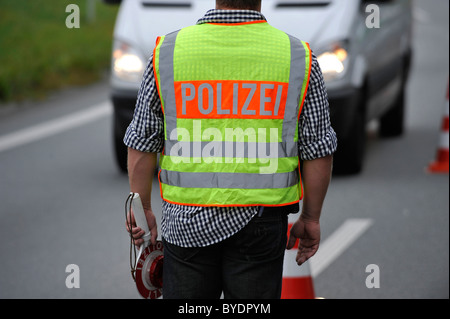 Ein deutscher Polizist bei einer Verkehrskontrolle auf der Autobahn A8, Autobahn, in der Nähe von Rosenheim, Bayern, Deutschland, Europa Stockfoto