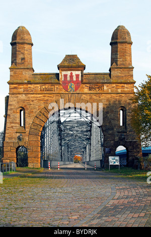 Alte Harburger Elbbrücke, historische Portal Brücke, erbaut von 1897 bis 1899, Süd Portal mit Wappen in Harburg Stockfoto