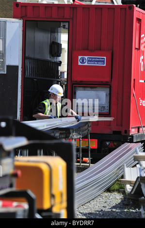 Stranggepresstem Aluminium, Baumaterialien Maschine arbeitet, tragbare Stockfoto