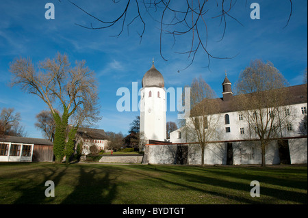 Kirchturm mit Uhr, Glockenturm, das Benediktiner-Kloster Frauenwoerth, Fraueninsel Insel, See Frauenchiemsee oder Chiemsee Stockfoto