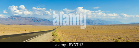 Senteurs Landschaft entlang Highway 190 durch die Ausläufer der Black Mountains, Death Valley Nationalpark, Kalifornien, USA Stockfoto