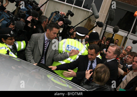 Nicolas Sarkozy, französischer Innenminister ein Arbeitsamt in Marylebone, London zu besuchen. Der Minister der gekippt werden Stockfoto