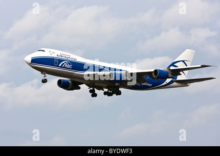 Air Bridge Cargo Boeing 747 Frachtflugzeug nähert sich Frankfurt Flughafen, Hessen, Deutschland, Europa Stockfoto