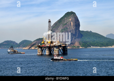 Bohrinsel der brasilianische Ölgesellschaft Petrobras vorbei Zuckerhut, Bahia de Guanabara-Bucht, Rio De Janeiro, Brasilien Stockfoto