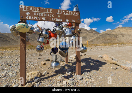 Teakettle Junction und Straßenschild mit Wasserkocher und Töpfen bedeckt, auf der Straße zur Rennstrecke im Death Valley National Park, Inyo County, Kalifornien, USA Stockfoto