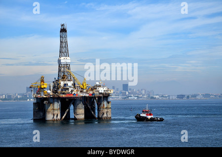 Bohrinsel der brasilianische Ölgesellschaft Petrobras vorbei Zuckerhut, Bahia de Guanabara-Bucht, Rio De Janeiro, Brasilien Stockfoto