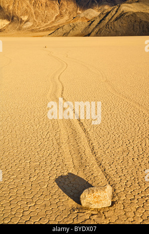 Die Tribüne im Racetrack-Tal, bekannt für seine schlittert Felsen auf dem Racetrack Playa, Death Valley Nationalpark, Kalifornien Stockfoto