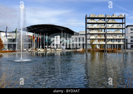 Messesee See, Westeingang, Betonskulptur bizarren Alpengipfel, Gran Paradiso von Stephan Huber, Messe München Stockfoto