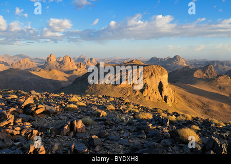 Blick vom Assekrem über die Vulkanlandschaft des Hoggar, Ahaggar Berge, Wilaya Tamanrasset, Algerien, Atakor, Sahara Stockfoto