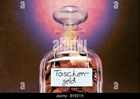 Glas gefüllt mit Euro-Cent-Münzen, Taschengeld, Deutsch für Taschengeld gekennzeichnet Stockfoto
