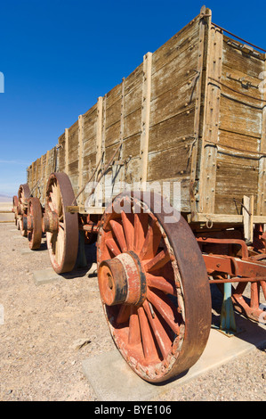 Twenty Mule Team Wagen bei der Harmony Borax Works, Furnace Creek, Death Valley Nationalpark, Kalifornien, USA Stockfoto