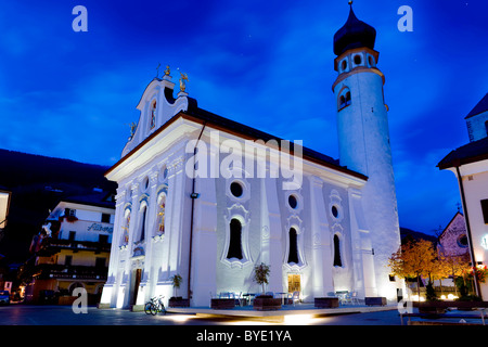 Kirche bei Nacht, San Candido, Trentino-Alto Adige, Italien, Europa Stockfoto