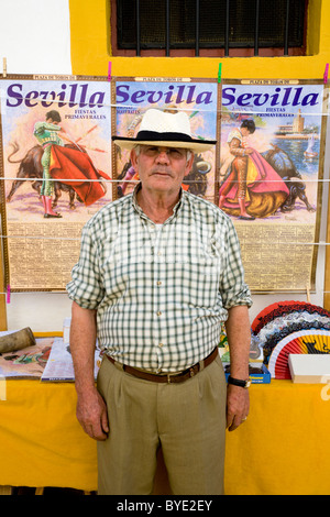 Stierkampf-Poster / Plakate Verkäufer / Verkäufer / Mann tragen spanischen Stil Panamahut. Stierkampfarena von Sevilla / bull Ring. Sevilla Spanien Stockfoto