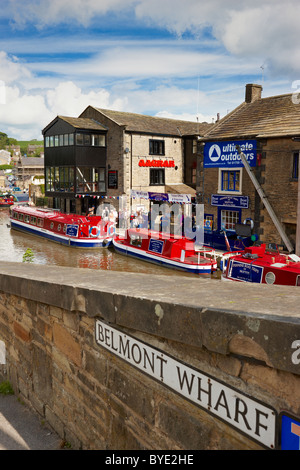 Skipton, North Yorkshire. Wartezeiten für eine Reise auf einem engen Boot am Leeds-Liverpool-Kanal, Sommer. Stockfoto