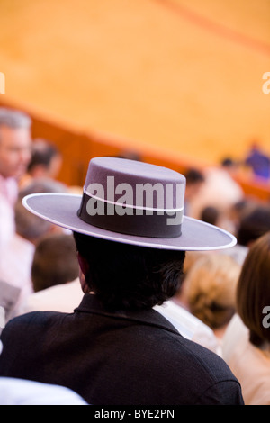 Sonne / Spanisch Gaucho Hut getragen von Zuschauerin / Menge / Zuschauer / Zuschauer in Sevilla Stierkampfarena / bull Ring. Sevilla Spanien Stockfoto