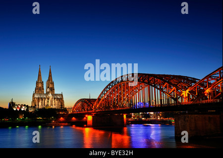Kölner Dom zur blauen Stunde mit Hohenzollernbruecke Eisenbahnbrücke, Köln, Nordrhein-Westfalen, Deutschland, Europa Stockfoto