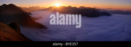 Bergtal unter Nebel mit Berggipfeln im Abendlicht, Allgäuer Alpen, Kleinwalsertal Tal, Vorarlberg, Österreich Stockfoto