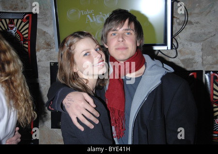 Brian Young und Lauren German Slamdance und Airborne Cocktailparty statt in Airborne Lounge bei Harry O Komplex Park City, Stockfoto