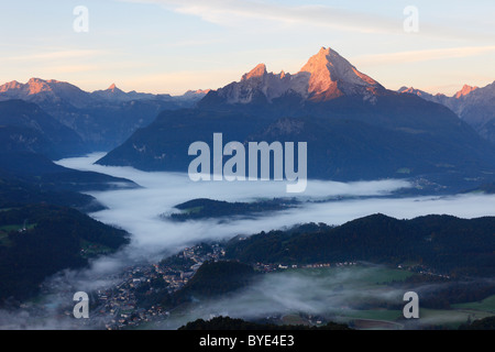 Blick vom Kneifelspitze Berg über Berchtesgaden zum Watzmann Berg, am Morgen, Berchtesgadener Alpen Stockfoto