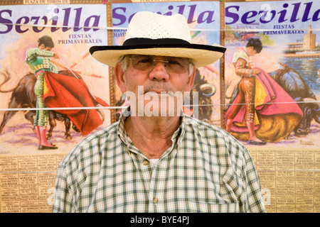 Stierkampf-Poster / Plakate Verkäufer / Verkäufer / Mann tragen spanischen Stil Panamahut. Stierkampfarena von Sevilla / bull Ring. Sevilla Spanien Stockfoto