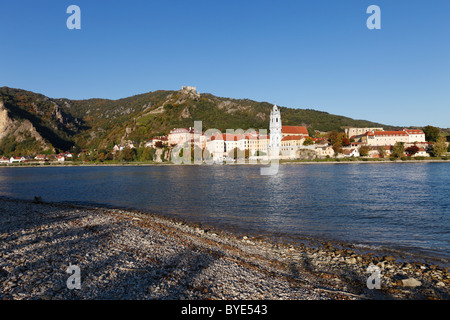 Dürnstein mit Stiftskirche Stiftskirche und Burgruinen, Blick über die Donau, Danube Banken in Rossatzbach, Wachau Stockfoto