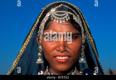 Porträt einer jungen, schönen indischen Frau trägt eine Kopfschmuck, Pushkar, Rajasthan, Indien, Asien Stockfoto