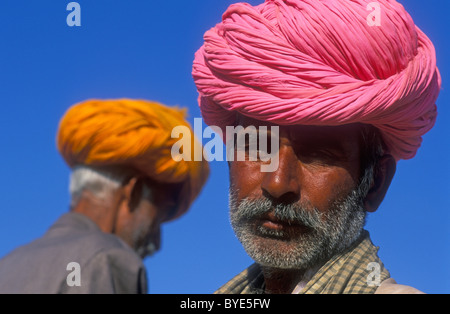 Porträt eines indischen Mannes, Rajasthani mit rosa Turban, Pushkar, Rajasthan, Indien, Asien Stockfoto