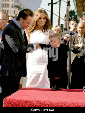 Mark Burnett, Melania Trump und ihr Sohn Barron William Trump Donald Trump geehrt mit dem 2,327th Stern auf dem Hollywood Walk Stockfoto