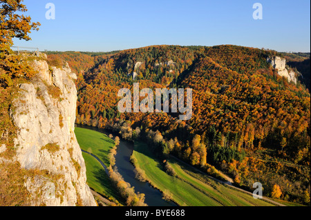 Blick in Richtung Eichfelsen Felsen über dem oberen Donautal mit herbstlichen Vegetation, Landkreis Sigmaringen, Baden-Württemberg Stockfoto