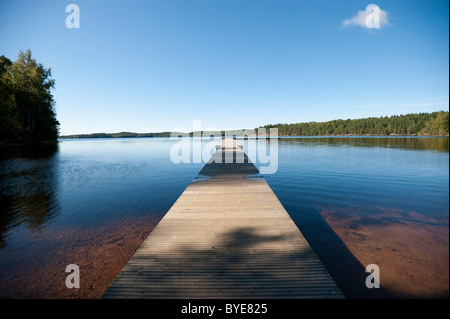 Hölzernen Bootssteg in Richtung eines riesigen Sees, Schweden, Europa Stockfoto