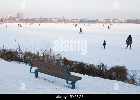 Wanderer auf dem äußeren Alster See in den Abend, Hamburg, Deutschland, Europa Stockfoto