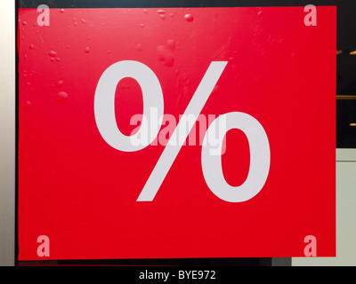 Sale-Aktion durch ein großer Prozentsatz Zeichen weiß auf rotem Grund Stockfoto