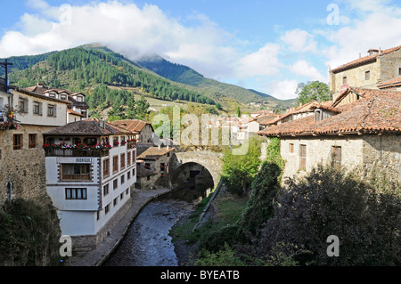 Fluss durch Potes, Kleinstadt, Picos de Europa, Europa Gipfeln des Nationalparks, Kantabrien, Spanien, Europa Stockfoto