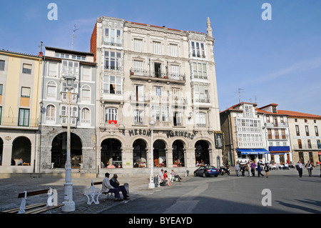 Historische Gebäude am Hafen, Castro Urdiales, Golf von Biskaya, Kantabrien, Spanien, Europa Stockfoto