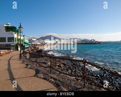 Die Strandpromenade mit ihren schweren Kette Leitplanken und Strand im Stadtzentrum Playa Blanca Lanzarote Stockfoto