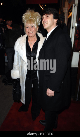 Barbara Windsor und Scott Mitchell Guys and Dolls VIP Leistung am Piccadilly Theatre - Ankünfte London, England- Stockfoto