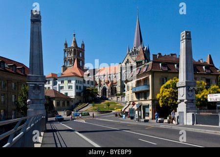 Blick von der Bessieres-Brücke auf die Kathedrale Notre-Dame, ehemalige Bischofskirche der Diözese von Lausanne, jetzt main Stockfoto