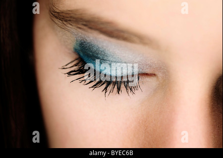 Frau Auge Deckel, Frau trägt Lidschatten Stockfoto