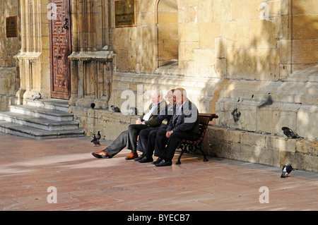 Drei alte Männer sitzen auf einer Bank Plaza Porlier, Oviedo, Asturien, Spanien, Europa Stockfoto