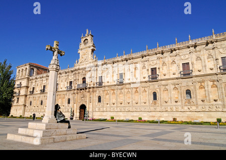 Kreuz, Denkmal für die Pilger, Camino de Santiago, Parador San Marcos Hotel, ein ehemaliges Kloster, Kirche, Plaza San Marcos Stockfoto