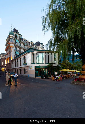 Touristen stehen direkt am Wasser der Genfer See, Montreux, Kanton Waadt, Genfer See, Schweiz, Europa Stockfoto