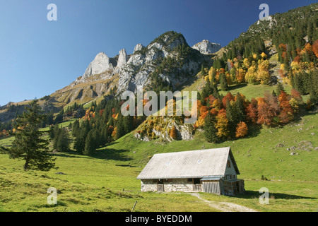 Almhütte in eine Herbstlandschaft im Appenzellerland in der Nähe von den Bergen Bogarten und daß Bruellisau Stockfoto