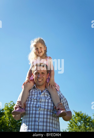 Vater mit seiner Tochter auf seinen Schultern, Lächeln Stockfoto