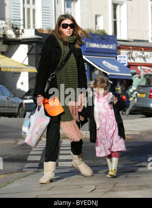 Jools Oliver und Tochter Poppy Honey, für einen Spaziergang in London, England - 25.01.07 Stockfoto