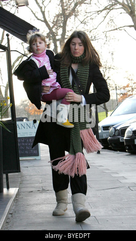 Jools Oliver und Tochter Poppy Honey, für einen Spaziergang in London, England - 25.01.07 Stockfoto