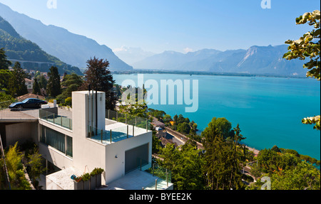 Blick auf eine Luxus-Villa, im Rücken den Genfer See, Montreux, Kanton Waadt, Schweiz, Europa Stockfoto