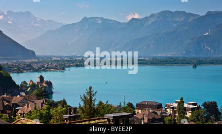 Blick über den Genfer See, auf der linken Château de das Schloss Chillon, Montreux, Kanton Waadt, Schweiz, Europa Stockfoto