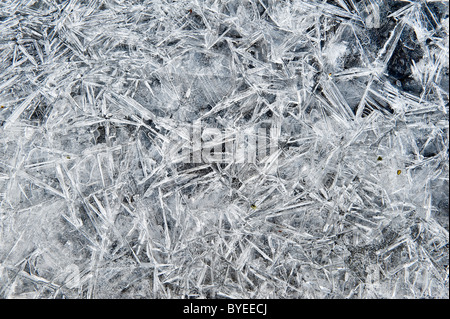 Ein Muster aus Eiskristallen, das sich über einem Strom nach einem plötzlichen Frost in einer kalten Winternacht in Großbritannien gebildet hat Stockfoto