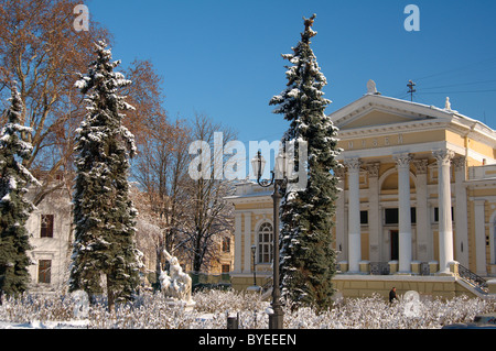 Archäologisches Museum mit Kopien der berühmten Skulpturengruppe 'Laocoön und seiner Söhne vor der Fassade, Odessa, Ukraine Stockfoto