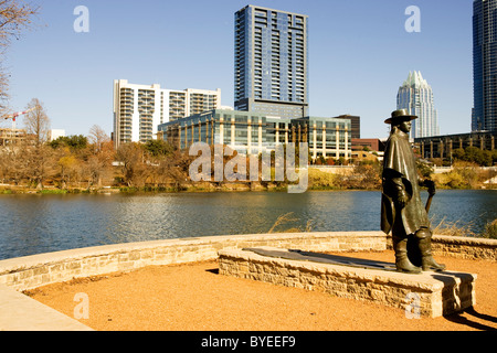 Statue von Stevie Ray Vaughn mit der Skyline von Austin, Texas im Hintergrund Stockfoto